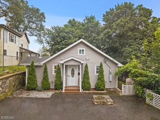 18 Lee Ave, Lake Hopatcong, NJ 07849