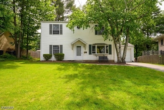 14 Maplewood Dr, Livingston, NJ 07039
