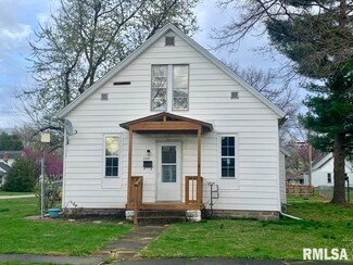 120 N Harrison St, Girard, IL 62640
