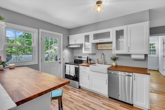 53 3rd Ave, East Islip, NY 11730
