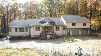 806 Hoover Ct, Lords Valley, PA 18428