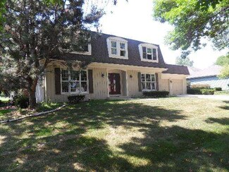 1102 Thunderbird Ln, Naperville, IL 60563
