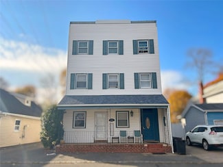 119 S 6th St, Lindenhurst, NY 11757