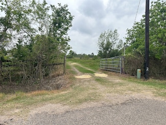 27 County Road 533, Angleton, TX 77515