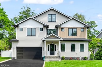 7 Maplewood Dr, Livingston, NJ 07039