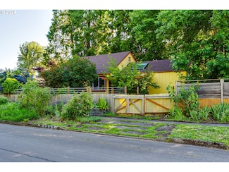 1327 Grant St, Eugene, OR 97402