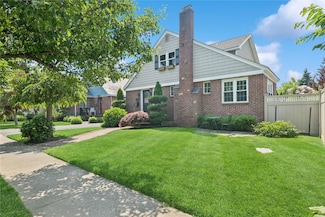 66 Wyandanch Ave, Babylon, NY 11702