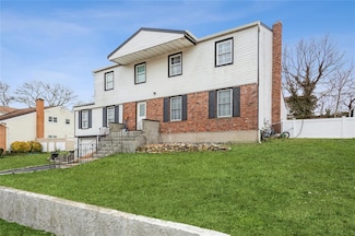 24 Linden St, Selden, NY 11784