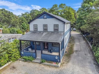 715 Flanders Rd, Riverhead, NY 11901