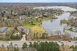 4456 W Maple Rd, Bloomfield Township, MI 48301