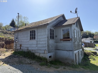 609 Vermont St, North Bend, OR 97459