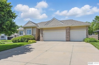 302 Eagle Ridge Dr, Papillion, NE 68133