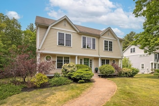 27 Chisholm Farm Dr, Stratham, NH 03885