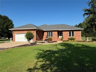 2404 Maretta Dr, Pittsburg, KS 66762
