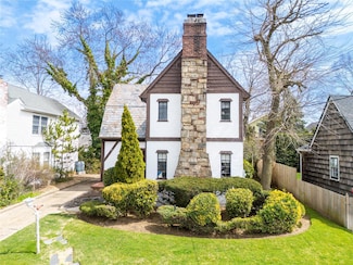 5 Shelton Ct, Rockville Centre, NY 11570