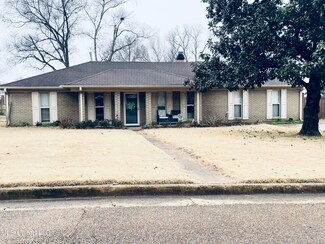 8561 Lakeshore Dr W, Southaven, MS 38671
