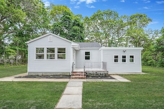 60 Westminster Dr, Shirley, NY 11967