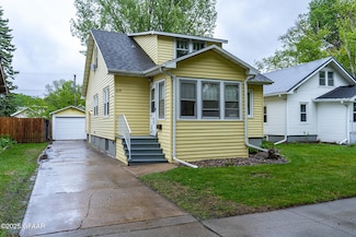 1119 Cottonwood St, Grand Forks, ND 58201