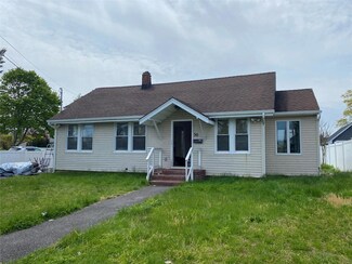 30 Baylawn Ave, Copiague, NY 11726