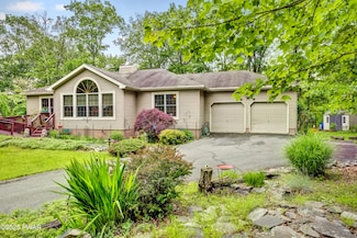 1419 Bear Dr, Pocono Ranch Lands, PA 18324