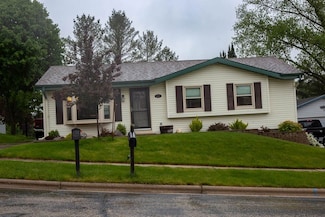 829 Kings Ridge Ct W, West Bend, WI 53090