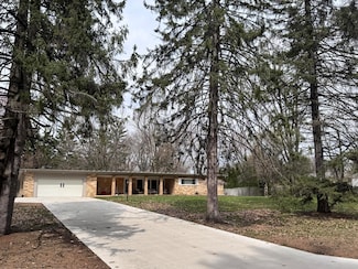 439 Parkwood Dr, Jonesville, MI 49250