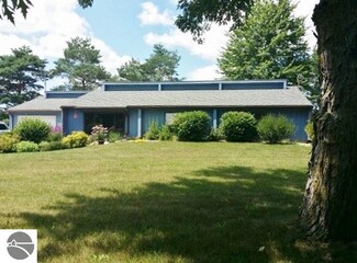 9660 S Cornwell Ave, Clare, MI 48617