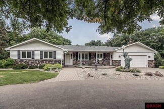 55 Capri Dr, Mankato, MN 56001