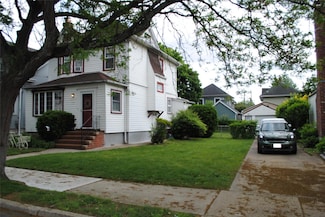 48 Elizabeth St, Floral Park, NY 11001