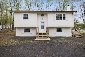 8066 Red Squirrel Dr, Tobyhanna, PA 18466