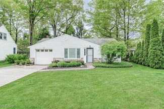 302 Hazelwood Dr, Chagrin Falls, OH 44022