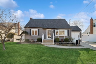 484 18th St, West Babylon, NY 11704