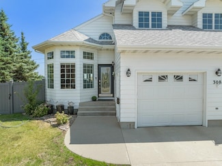 308 28th St NW, Minot, ND 58703