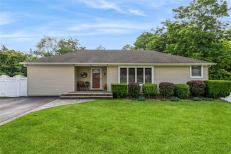 96 Maple St, Medford, NY 11763