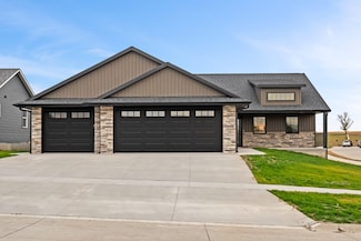 932 Red Oak St, Manchester, IA 52057