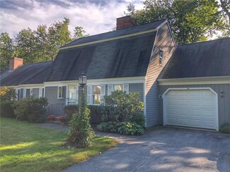 10 Applegate Ln, Falmouth, ME 04105