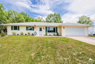 2464 Woodside Ln, Manhattan, KS 66503