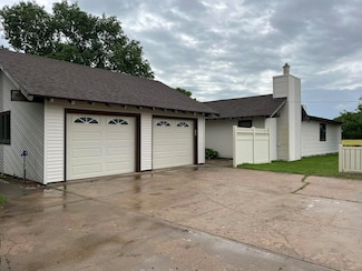 130 Walnut Creek Cir, Great Bend, KS 67530