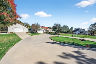 200 Cayuga Trail, Gainesville, TX 76240