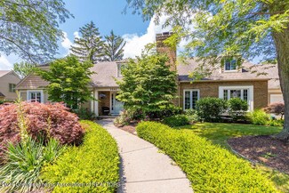 1541 Stanlake Dr, East Lansing, MI 48823