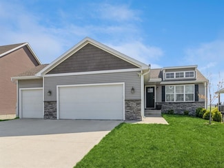 2035 SE Parkview Crossing Dr, Waukee, IA 50263