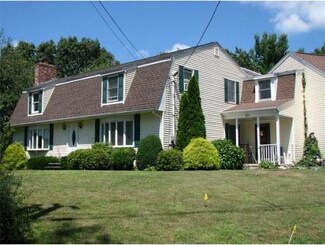 30 School St, Byfield, MA 01922