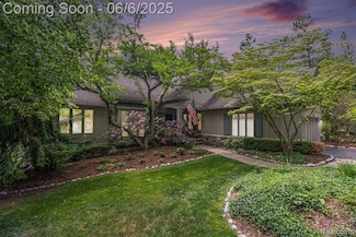 4825 Mirror Lake Dr, West Bloomfield, MI 48323