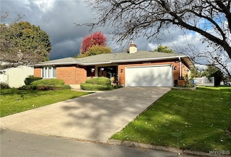 118 Woodbury Dr, Lockport, NY 14094