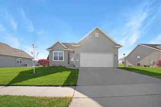 4607 Loren Dr, Cedar Falls, IA 50613