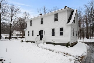 47 Elm St, Newmarket, NH 03857