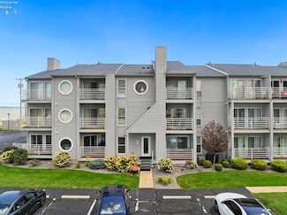 172 Clinton Reef Dr, Port Clinton, OH 43452