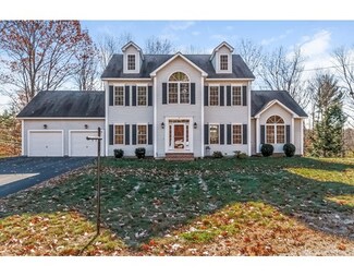 4 Excalibur Dr, Sandown, NH 03873
