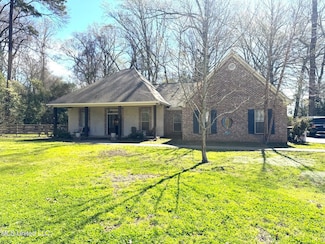 4 Bayou Ln, Natchez, MS 39120