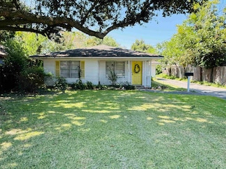 6433 Howe St, Groves, TX 77619